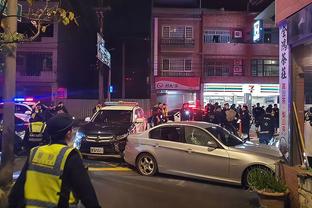 世体：巴萨球迷在那不勒斯主场燃放照明弹被驱逐，将导致巴萨受罚